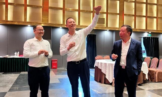 禮贊勞動者——天馬玻璃隆重舉行2021 年勞動競賽、專利獲得者表彰大會(圖1)